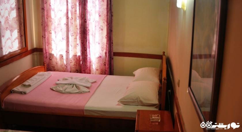 نمایی از اتاق استاندارد هتل کنت پنشن